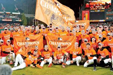 El equipo de Orioles festeja su título.