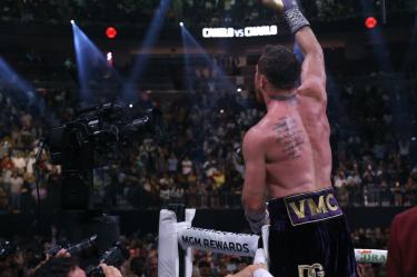 'Canelo' Álvarez celebra triunfo con su afición en la T-Mobile Arena.