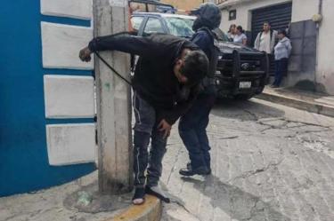 Atan a un poste a Marco Antonio por robo en Pachuca, Hidalgo