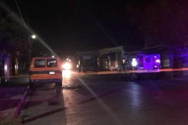 Camioneta y patrulla estacionadas en calles de Nuevo León