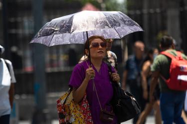 Mujer se cubre del sol con un paraguas