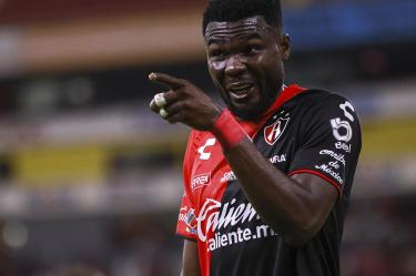 Jordy Caicedo en partido de Atlas durante el Apertura 2023.