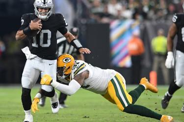 Jimmy Garoppolo rumbo a las diagonales en el partido de Raiders Vs Green Bay.