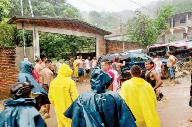 Las fuertes lluvias por Max, en Guerrero, provocaron daños en los municipios de Acapulco, Coyuca de Benítez, Tierra Colorada, Ometepec, Azoyú, Chilpancingo y Tlapa, donde hubo caída de árboles, bardas, algunos derrumbes e inundaciones en negocios y viviendas. Fotos: Especiales
