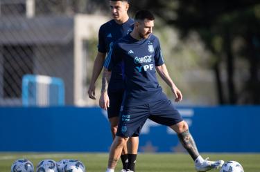 Lionel Messi durante entrenamiento de la Selección de Argentina previo a las Eliminatorias rumbo al Mundial 2026.