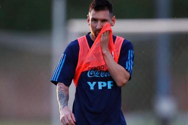 Lionel Messi con la mano en el rostro.