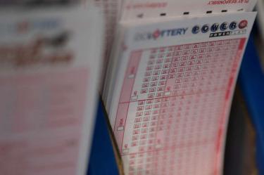El hombre ganó la lotería, de un acumulado de más de mil millones de dólares. (Reuters)