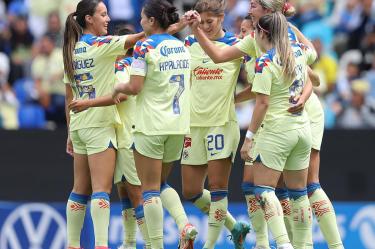 Jugadoras de América Femenil celebran en partido vs Puebla del Apertura 2023.