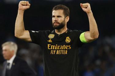 Nacho celebrando con los brazos al aire.