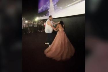 Joven bailando con vestido de XV años en película Taylor Swift