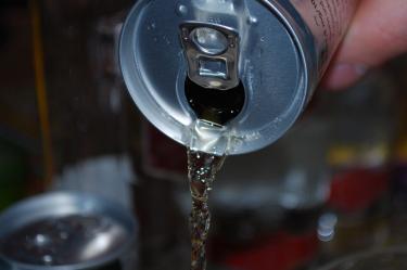 Lata con bebida energetizante