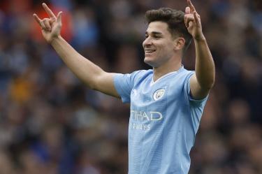 Julián Álvarez celebra anotación con Manchester City en Premier League.