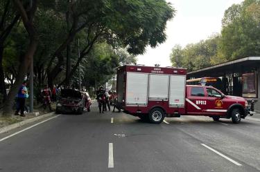 Mujer resulta lesionada tras choque contra Metrobús de