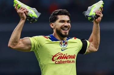 Henry Martin celebra con América en el Apertura 2023.
