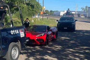 Abandonan en una carretera de Sinaloa un Corvette robado en EU, está valuado en 3 mdp