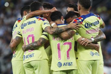 Jugadores de América celebran gol ante Monterrey en la Jornada 14 del Apertura 2023 de la Liga MX.
