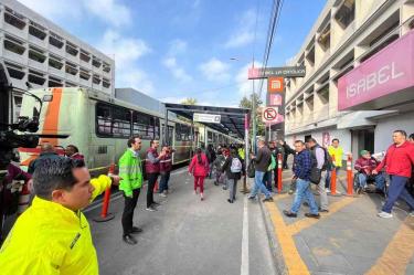 La Línea 1 del Metro tiene terminales provisionales en Isabel La Católica para descenso y en Pino Suárez para ascenso.