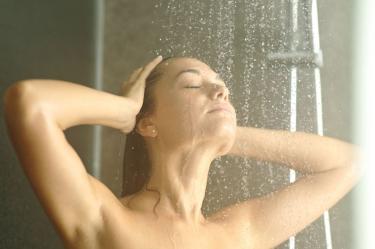 Mujer en la ducha con ganas de ir al baño
