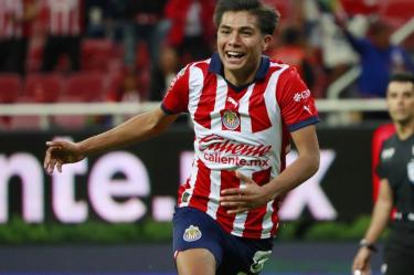 Jugadores de Chivas celebran triunfo ante Cruz Azul.