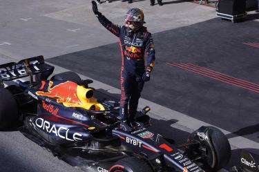Max Verstappen bajando de su monoplaza.
