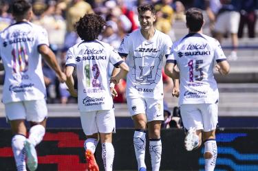 Juan Ignacio Dinenno siendo felicitado por sus compañeros.
