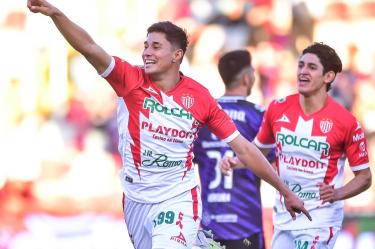 César López celebra su primer gol en su carrera.
