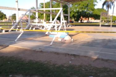 Estructura metálica con un tablero para jugar básquetbol