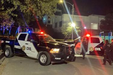 Policías junto a patrullas estacionadas en calles de Nuevo León