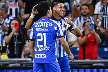 Maxi Meza abrazado por Alfonso González.