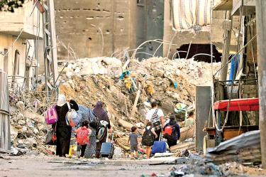 Hombres, mujeres y niños gazatíes dejaron sus hogares cargando sus pertenencias
