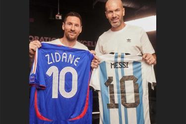 Lionel Messi y Zinedine Zidane intercambiando camisetas.