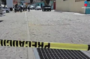 Policías parados afuera de una escuela primaria de Querétaro