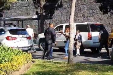 Riña entre guaruras armados contra civiles en Paseo de la Reforma en Lomas Altas