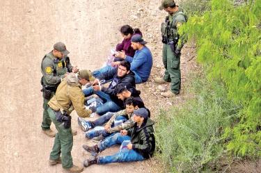 Policía texana detiene a migrantes