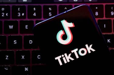 Logo de Tiktok encima de un teclado.