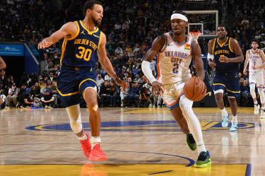 Shai Gilgeous-Alexander driblando a Stephen Curry.