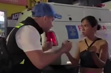 Periodista entrevistando a una testigo muda