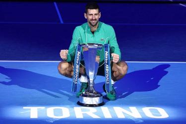 Novak Djokovic con la copa del Masters ATP.