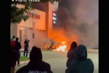 Incendio provocado por la avioneta estrellada en Texas.
