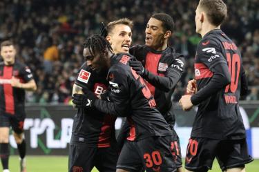 Jugadores de Bayer Leverkusen celebran gol en Bundesliga.