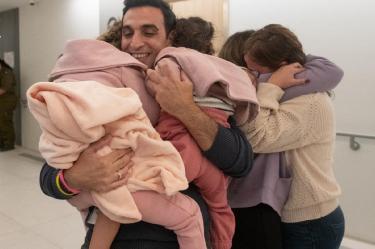 Familiares de rehenes reuniéndose con sus hijas secuestradas por Hamás. Foto: AFP.
