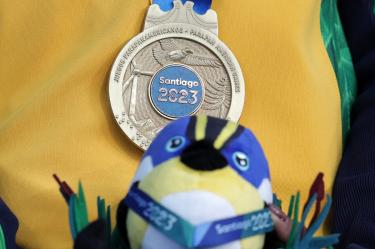 Medalla de oro en los Juegos Parapanamericanos 2023 y 'Fiu', la mascota oficial de la justa.