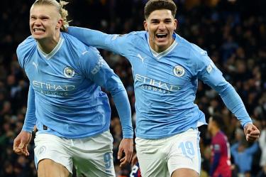 Erling Haaland y Julián Álvarez celebran 'voltereta' del Manchester City.