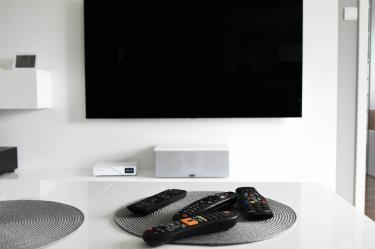 Televisión y electrodomésticos en sala de estar