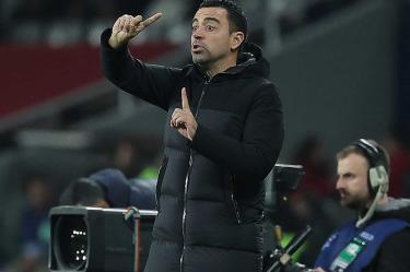 Xavi Hernández dirigiendo contra el Porto.