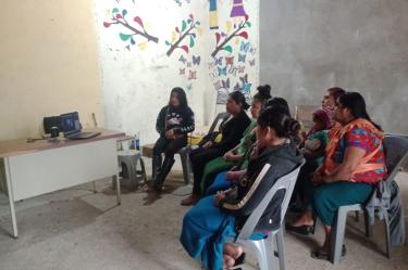 Mujeres de una comunidad en un salón de clases