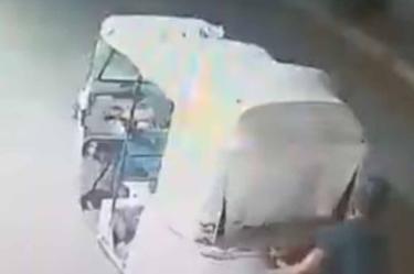 video mujer subida mototaxi oaxaca