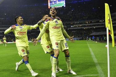 Jugadores de América celebran gol en Clásico Nacional en Apertura 2023.