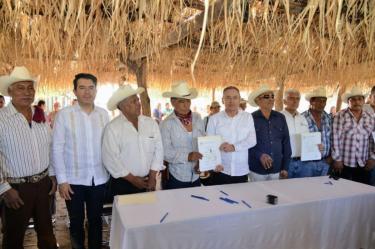 Gobernador Alfonso Durazo Montaño en la firma de acuerdos con líderes yaquis, consolidando el Plan de Justicia Yaqui y reafirmando compromisos históricos en Sonora.