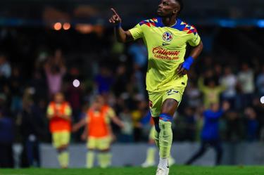 Julián Quiñones celebra gol con América.